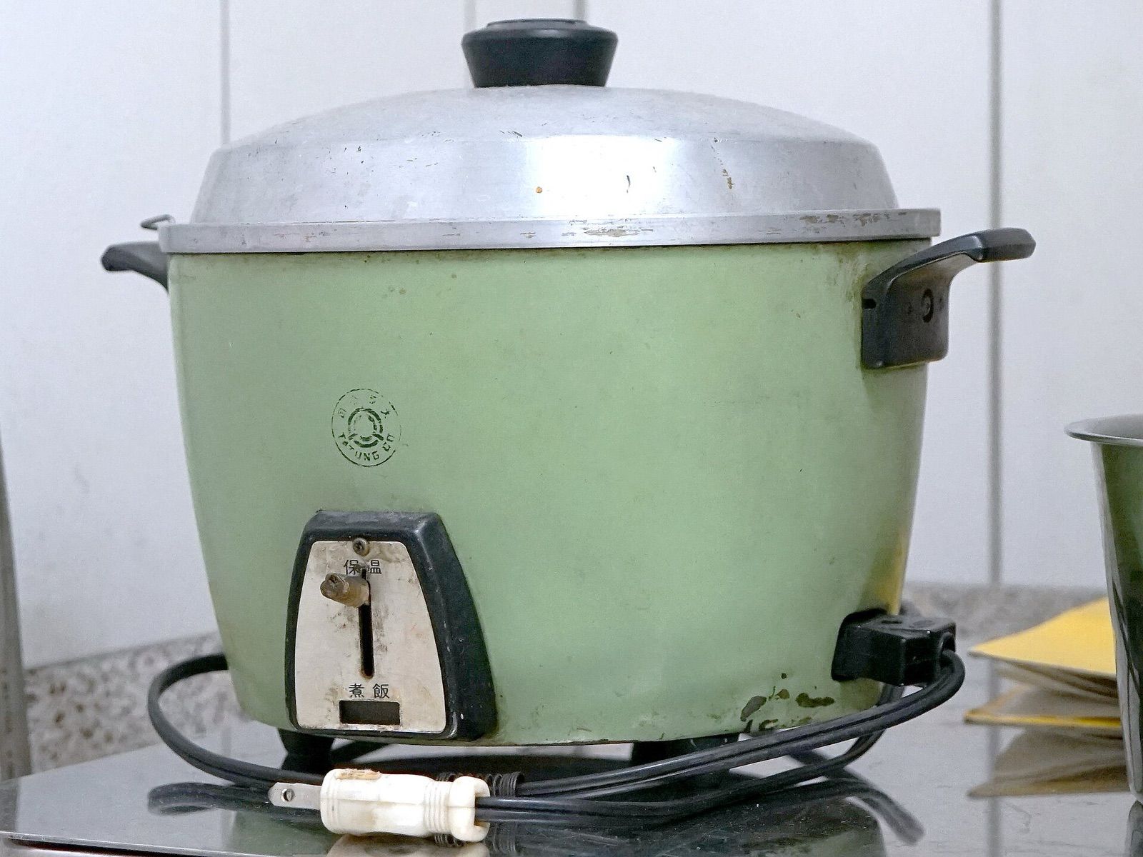 Traditional electric rice cooker with an aluminium lid