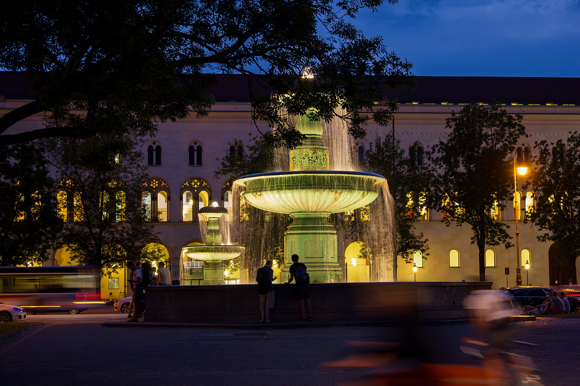The LMU Munich main building behind the fountain on Geschwister-Scholl-Platz