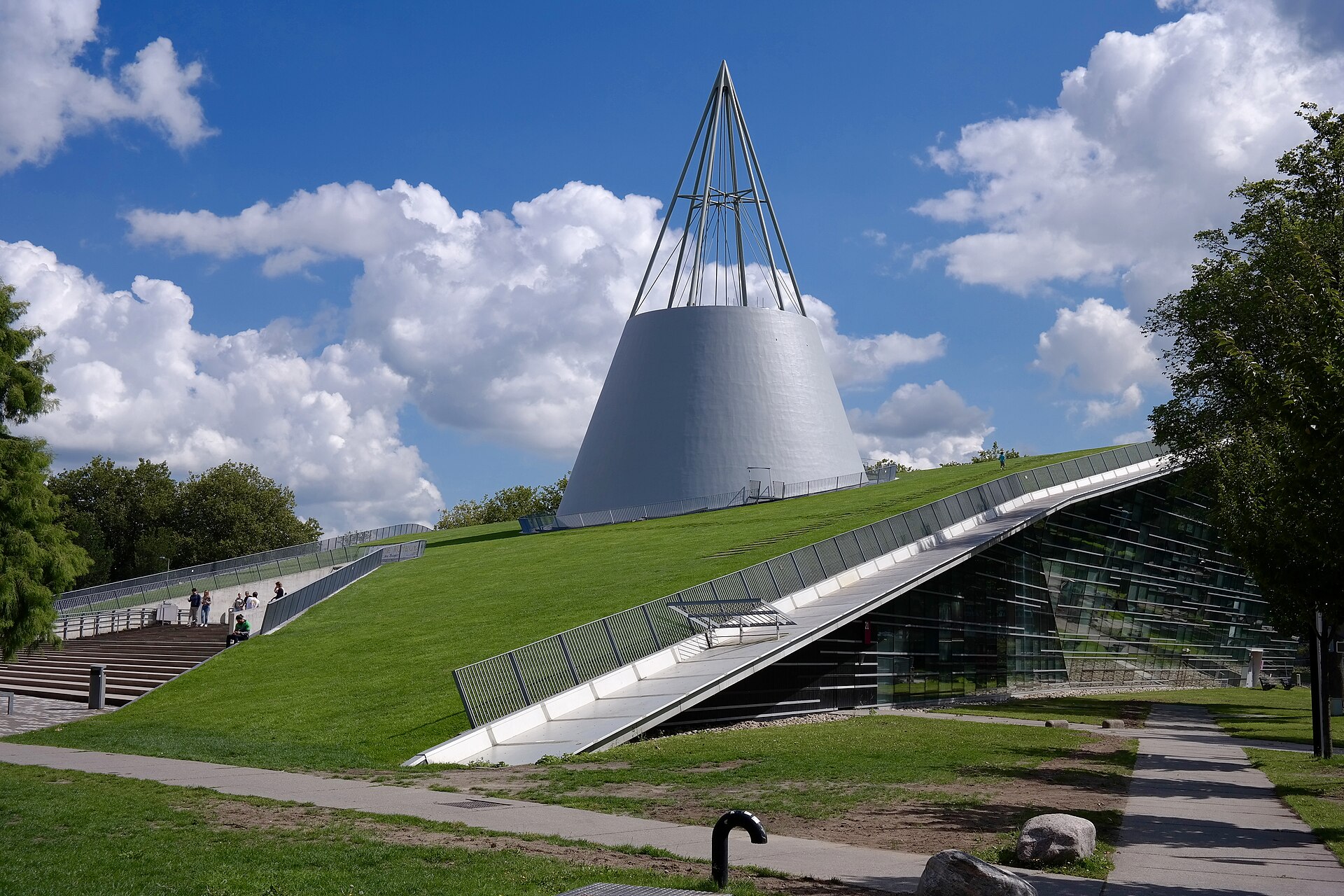 The grass-covered roof and cone of the TU Delft Library on the Delft campus